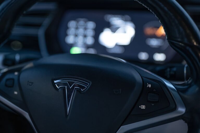 Tesla lansează Cybercab