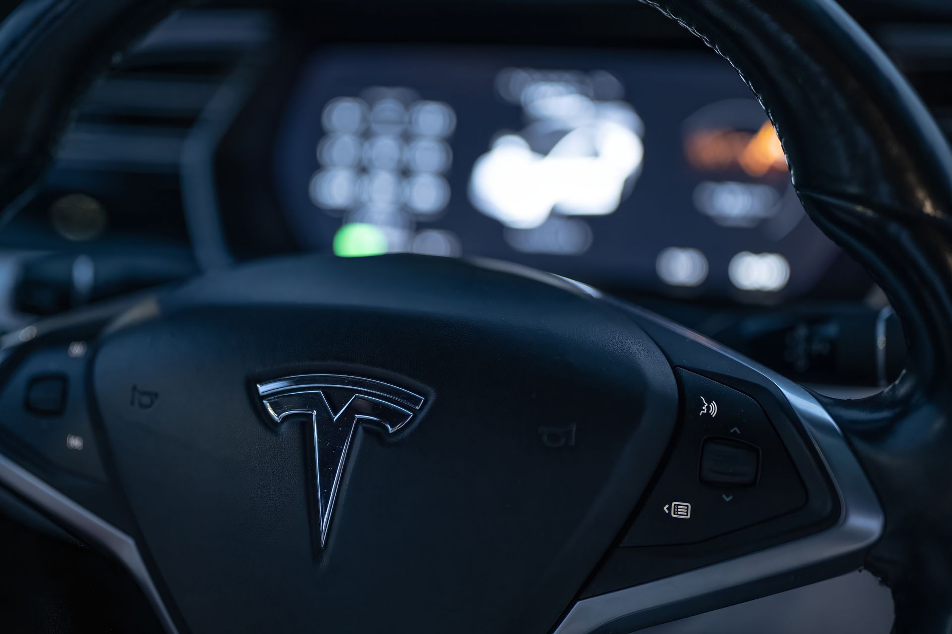 Tesla lansează Cybercab